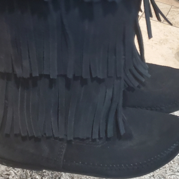Minnetonka 3-Layer Fringe Boot - Picture 11 of 14